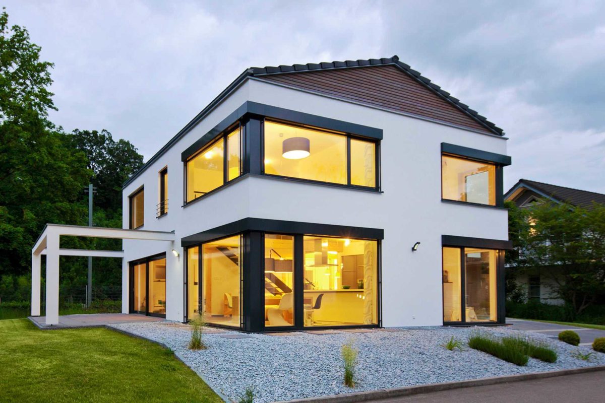 Musterhaus Ulm - Ein gelbes haus im hintergrund - Lehner Haus GmbH