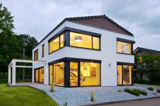 Musterhaus Ulm - Ein gelbes haus im hintergrund - Lehner Haus GmbH