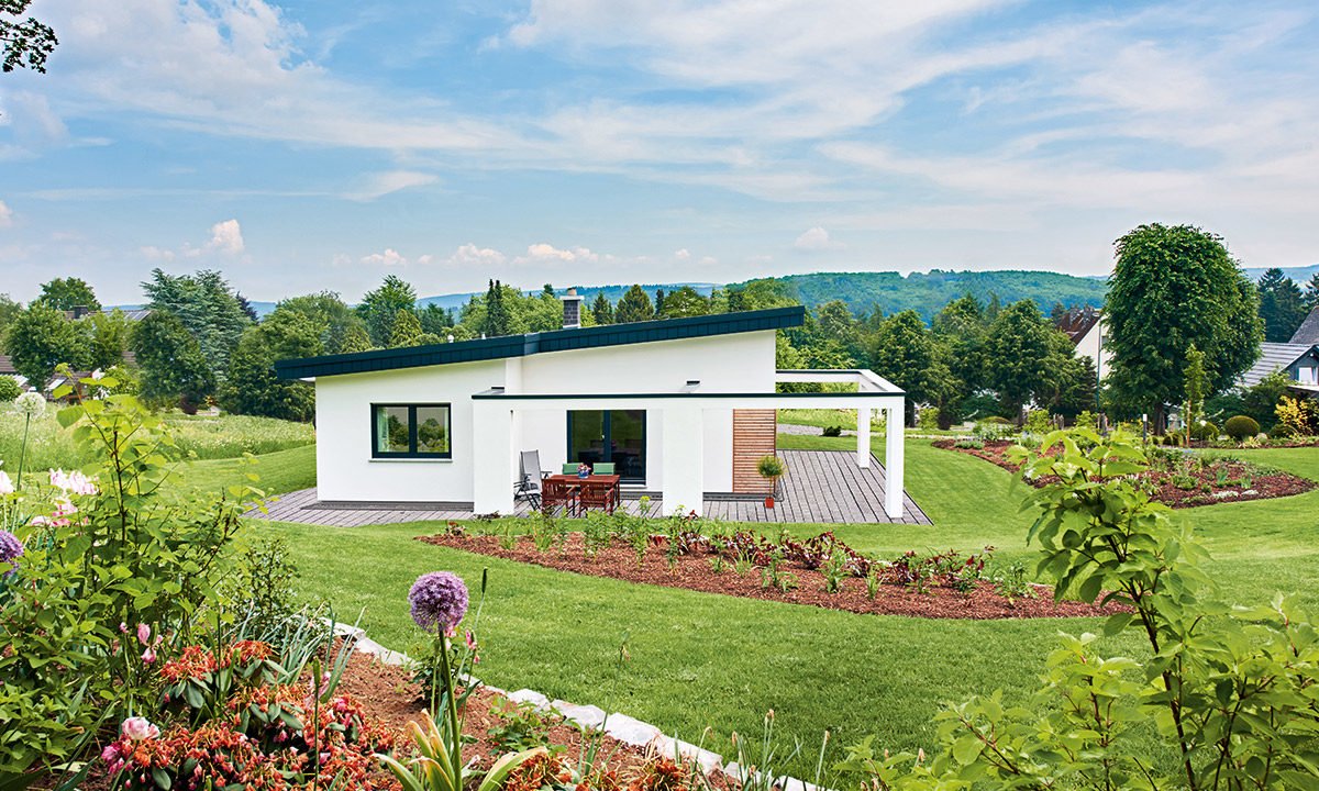 Nivelo - Eine Nahaufnahme von einem Blumengarten vor einem Haus - Haus