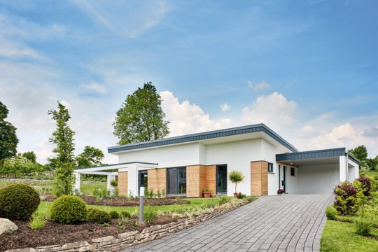 Nivelo - Ein Haus mit Bäumen im Hintergrund - Fingerhut Haus GmbH & Co. KG