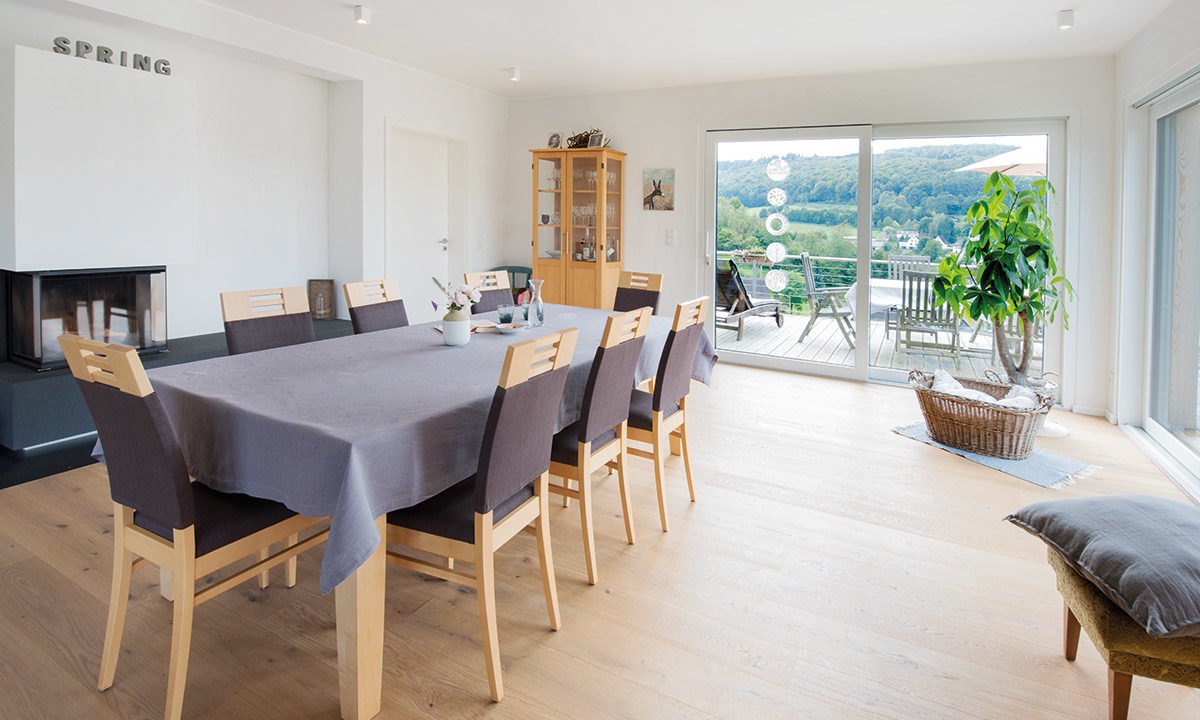 Novum - Ein Wohnzimmer mit Möbeln und einem großen Fenster - Haus