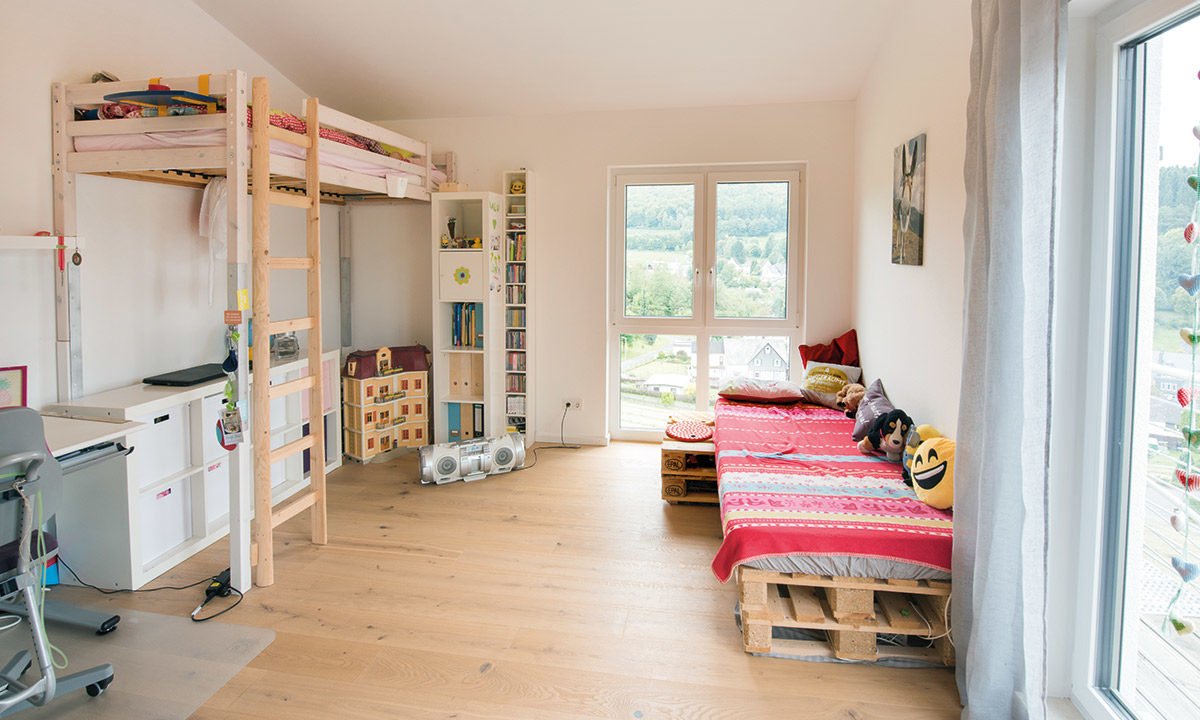 Novum - Ein Raum mit Möbeln und einem Kamin - Kinderzimmer
