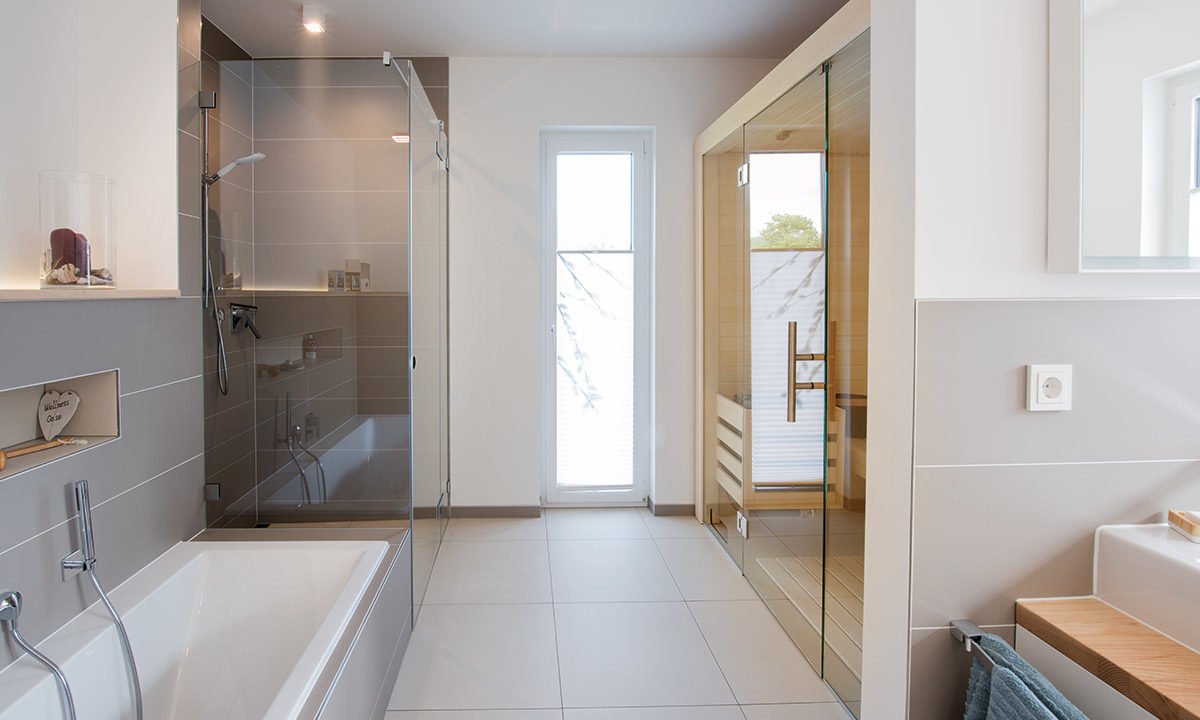 Novum - Ein weißes Waschbecken sitzt unter einem Fenster - Bad