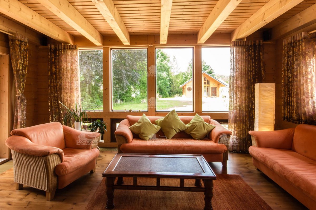 Haus Ontario - Ein Wohnzimmer mit Möbeln und einem großen Fenster - Holzhaus
