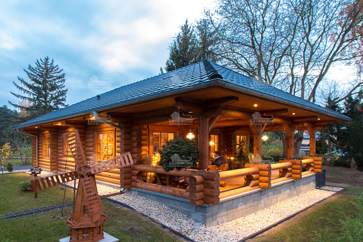 Haus Elch - Ein großes Backsteingebäude mit Gras und Bäumen - Blockhaus