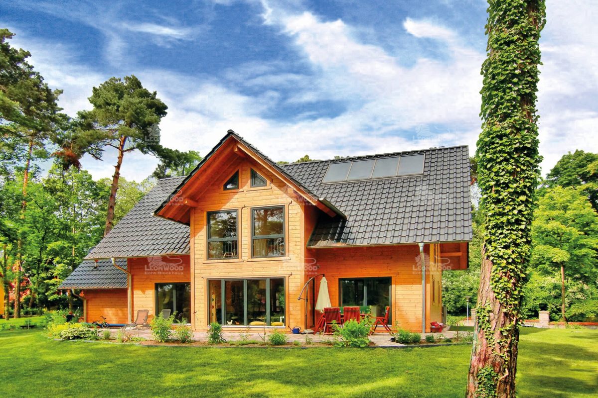 Haus Feodora - Eine große Wiese vor einem Haus - Holzhaus