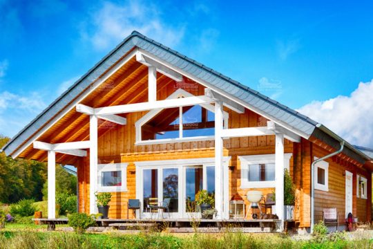 Blockhaus Espoo - Ein großes Backsteingebäude mit Gras vor einem Haus - Holzhaus