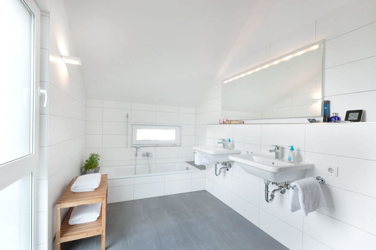 Haus U 089 - Ein zimmer mit waschbecken und spiegel - Interior Design Services