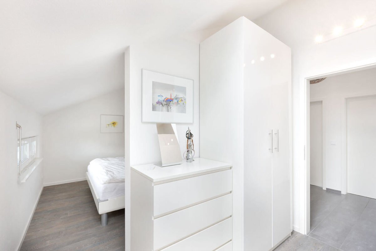 Haus U 089 - Ein zimmer mit waschbecken und spiegel - Interior Design Services