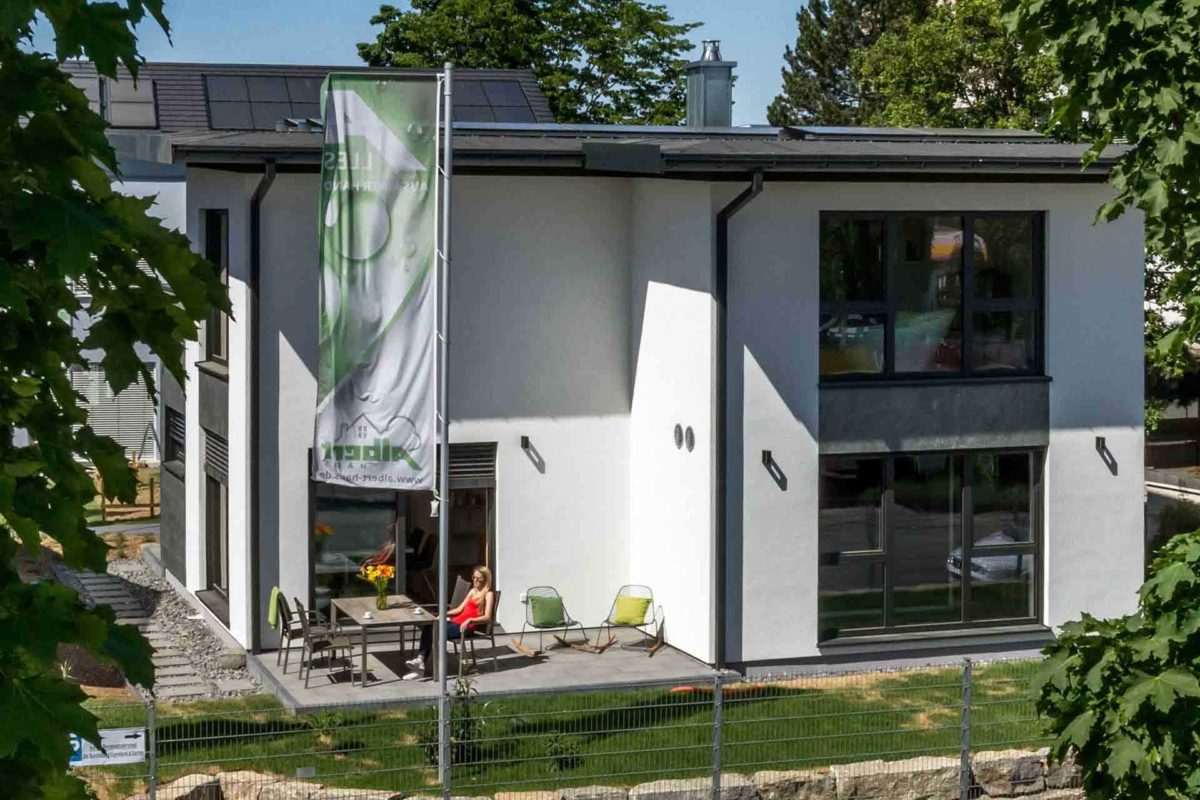 Elegant 168 (Musterhaus Fellbach) - Ein Garten vor einem Gebäude - Haus