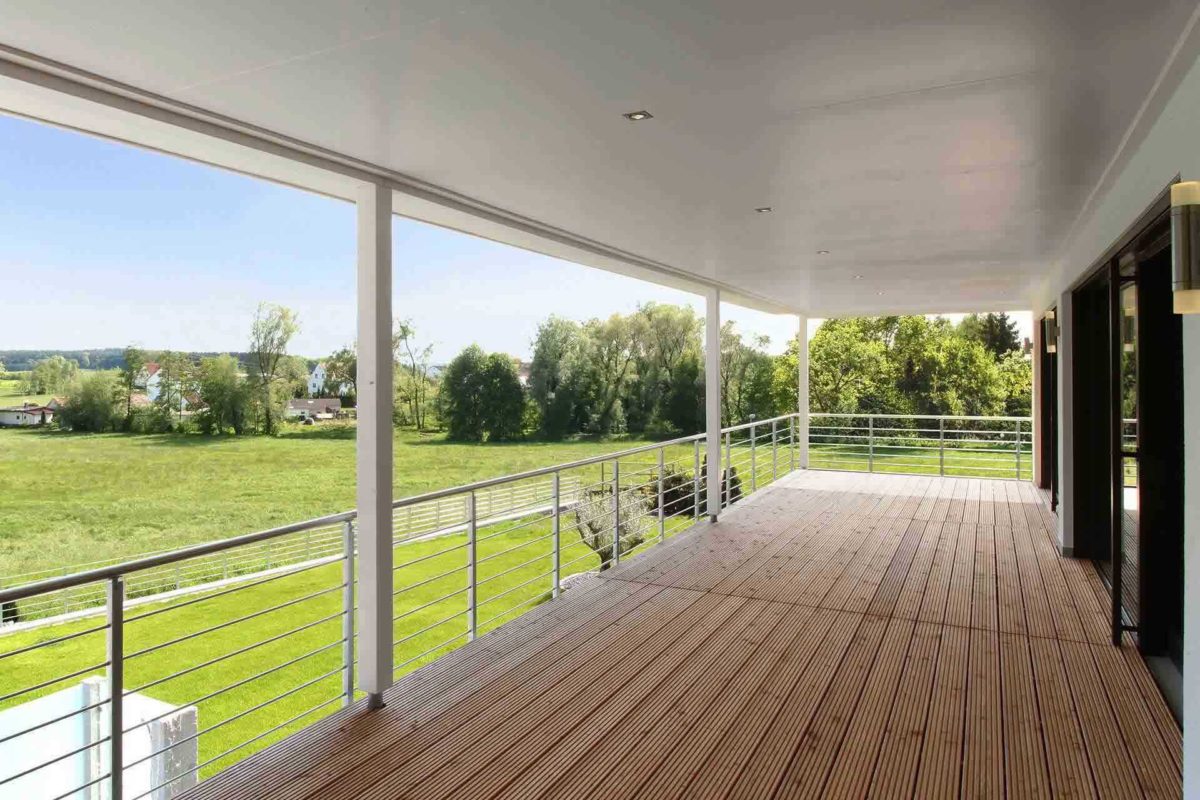 Stadtvilla Riederle - Ein Blick durch einen Zaun - Balkon