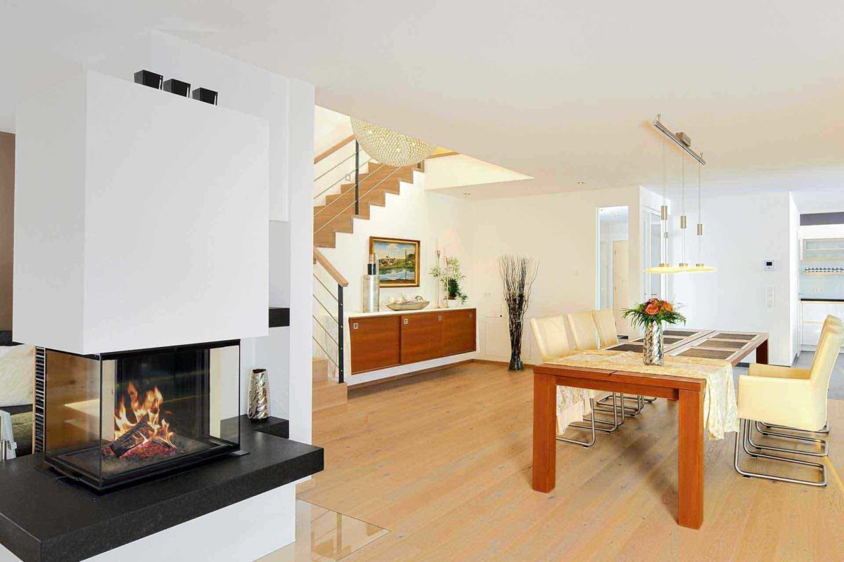 Stadtvilla Riederle - Ein Wohnzimmer mit Möbeln und einem Kamin - Küche