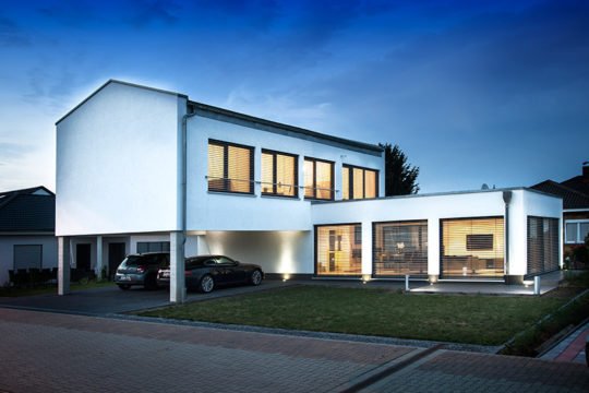 Haus Augstein - Ein Haus, das ein Schild an der Seite eines Gebäudes hat - Haus