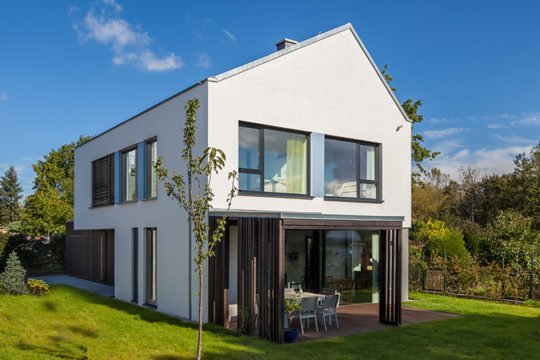 Haus Möller - Eine große Wiese vor einem Haus - Satteldach