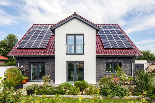 Haus Zander - Ein haus mit büschen vor einem gebäude - Haus-Plan