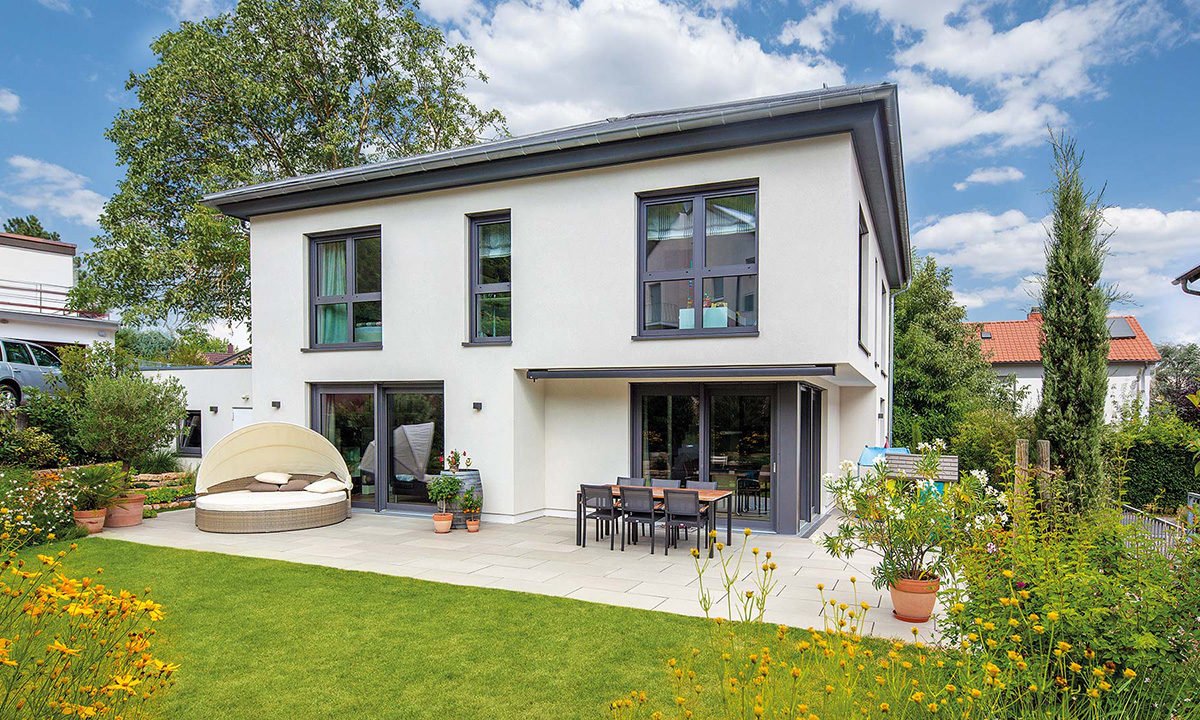 Haus Althoff - Ein großes Backsteingebäude mit Gras vor einem Haus - Haus