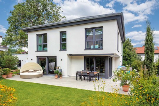 Haus Althoff - Ein großes Backsteingebäude mit Gras vor einem Haus - Haus