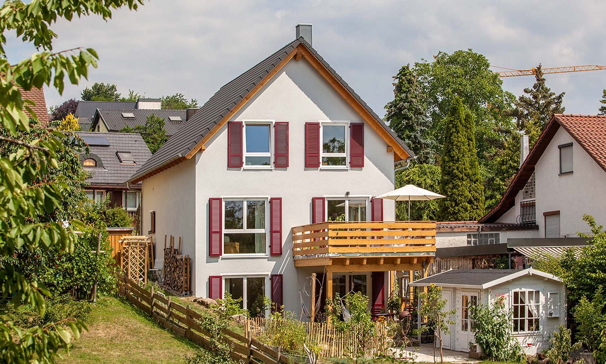 Haus Querfeld - Ein Baum vor einem Haus - Haus