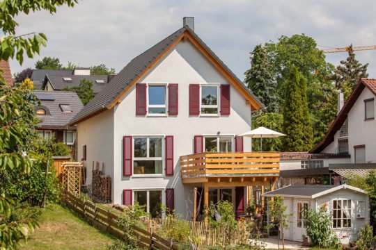 Haus Querfeld - Ein Baum vor einem Haus - Haus