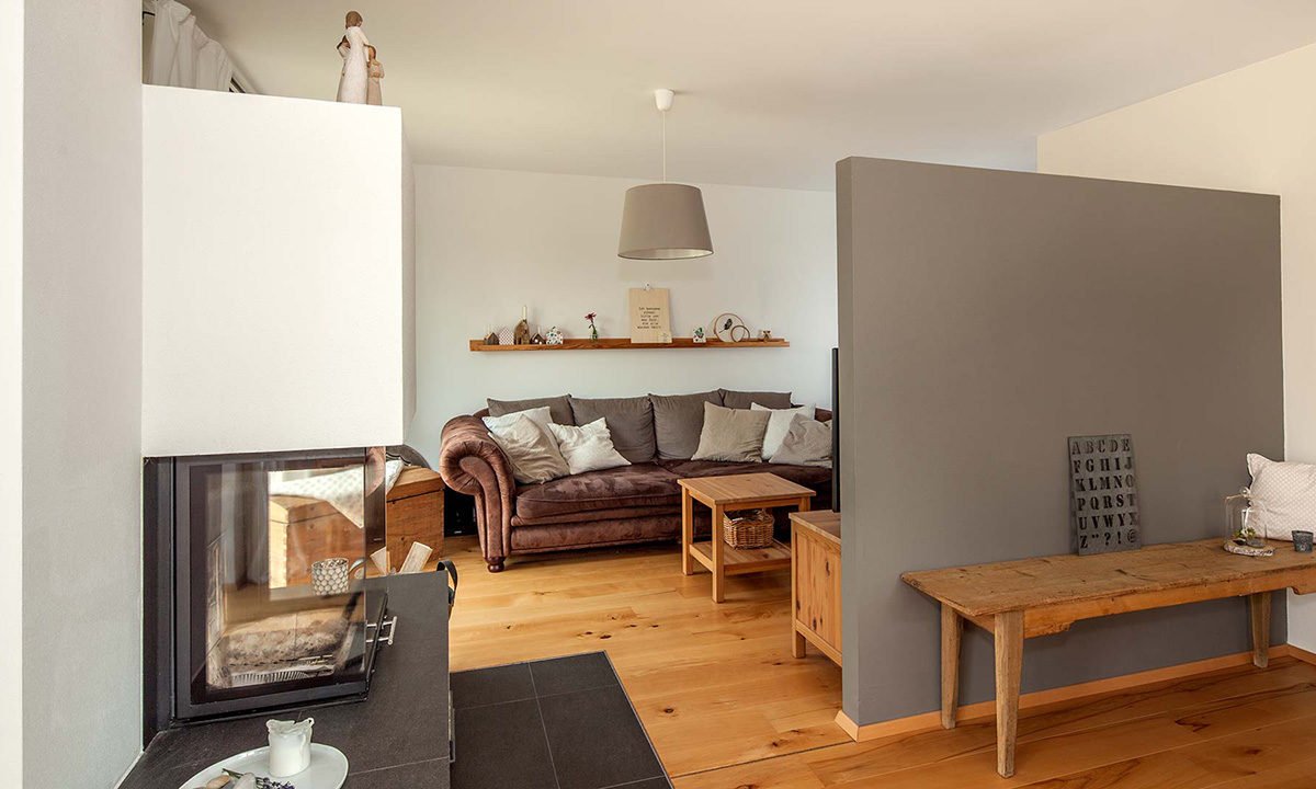 Haus Querfeld - Ein Wohnzimmer mit Möbeln und einem Tisch - Haus