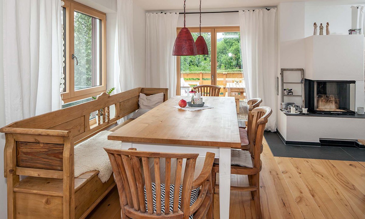 Haus Querfeld - Ein Wohnzimmer mit Holzboden - Haus