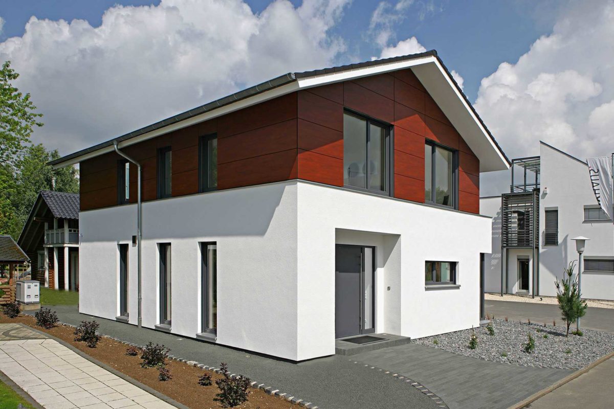 Musterhaus Mannheim - Ein Haus, das an der Seite eines Gebäudes geparkt ist - Haus