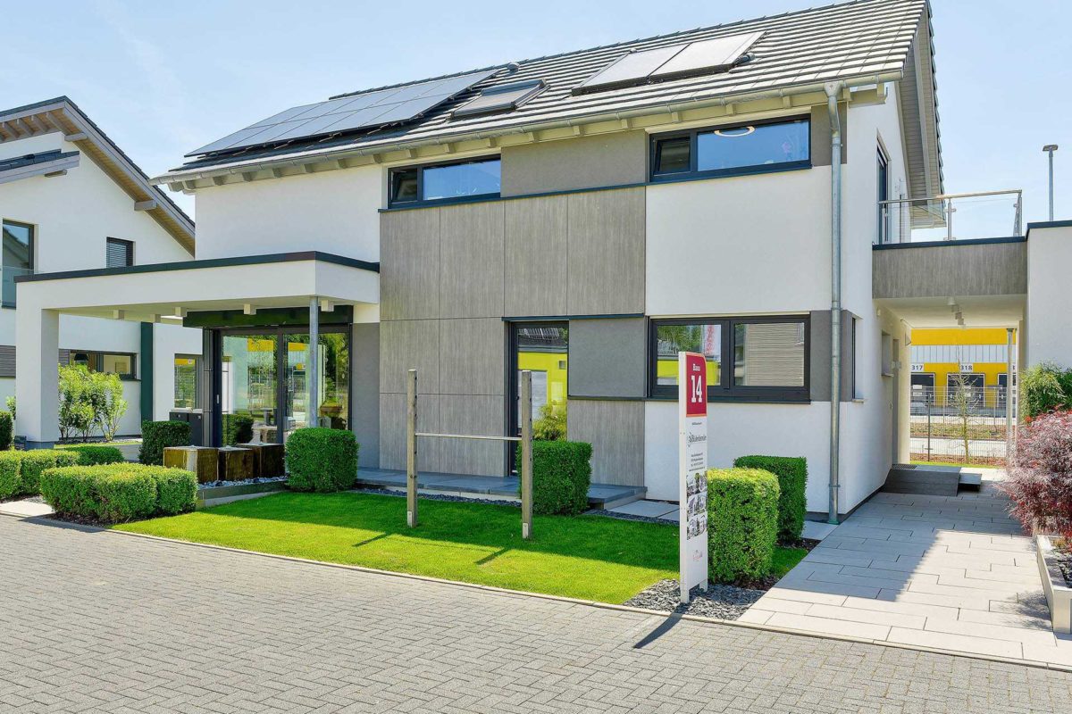 Musterhaus Brentano - Ein Haus, das ein Schild an der Seite eines Gebäudes hat - Haus