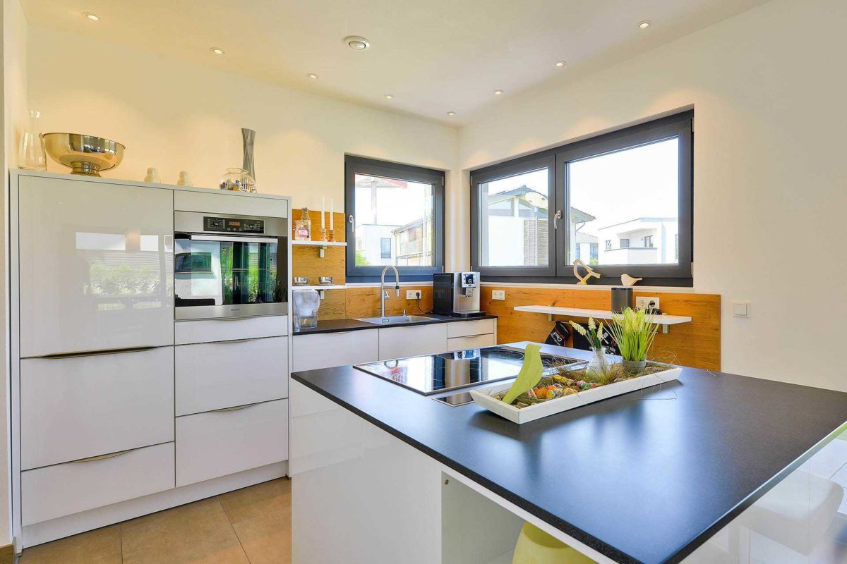 Musterhaus Brentano - Ein großer weißer Kühlschrank in einer Küche - Küche