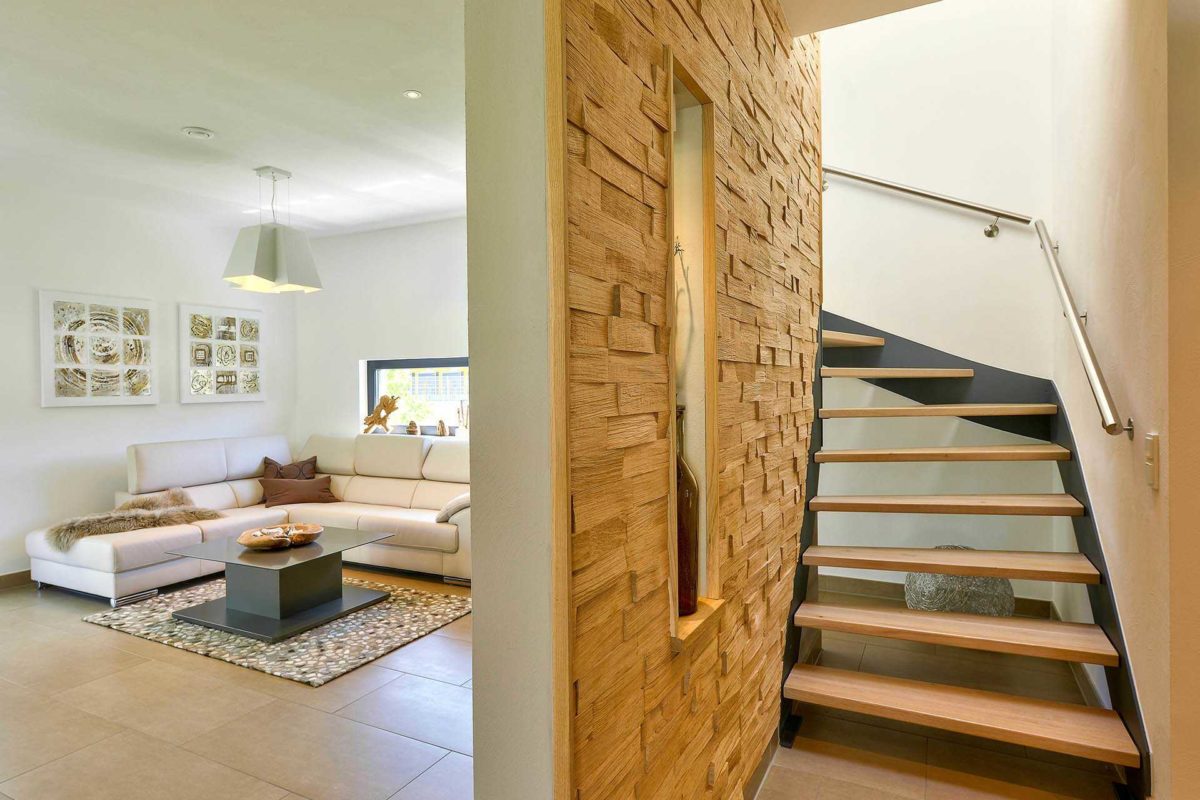 Musterhaus Brentano - Ein Schlafzimmer mit Holzboden - Treppe