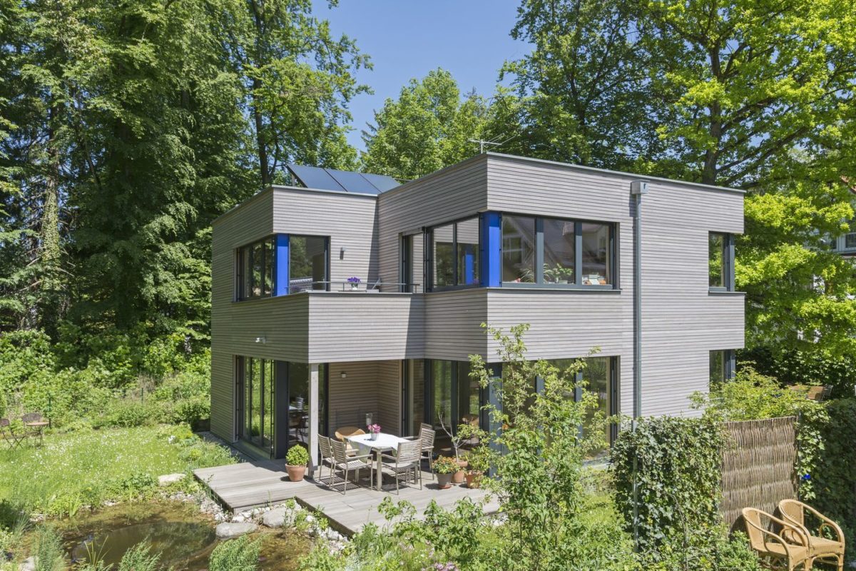 Haus Radtke/Groß - Ein haus mit büschen vor einem gebäude - Haus