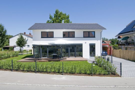 Haus Haug - Eine Nahaufnahme einer Straße vor einem Haus - Satteldach