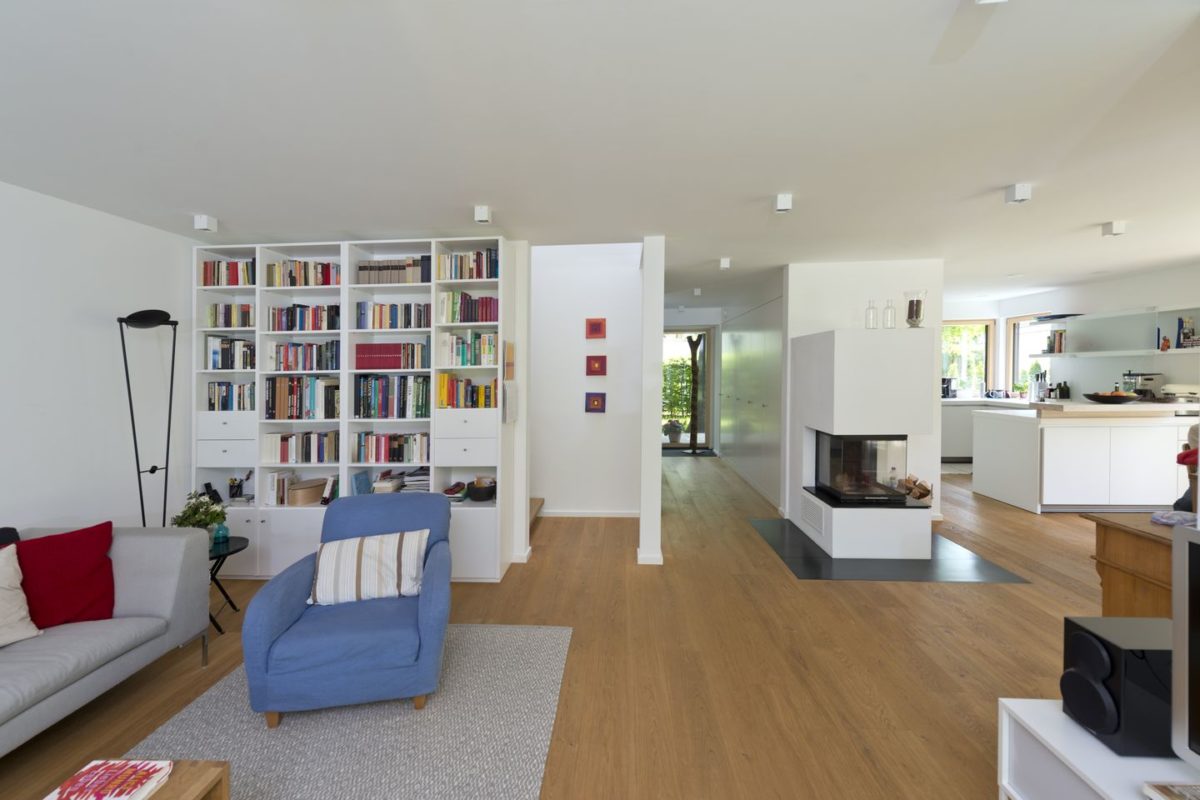 Haus Radtke/Groß - Ein Wohnzimmer mit Möbeln und einem Flachbildfernseher - Die Architektur