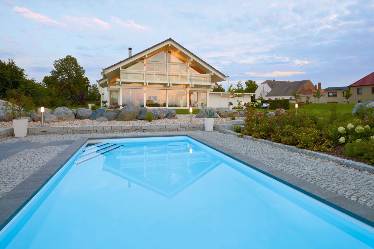 HUF HAUS Art 4 - Ein Gebäude mit einem Pool vor einem Haus - Schwimmbad