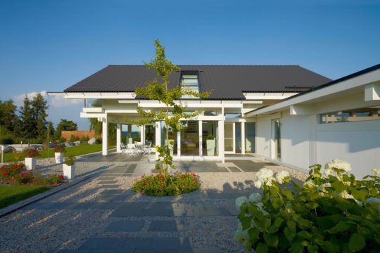 HUF HAUS Art 4 - Ein haus mit büschen vor einem gebäude - Haus
