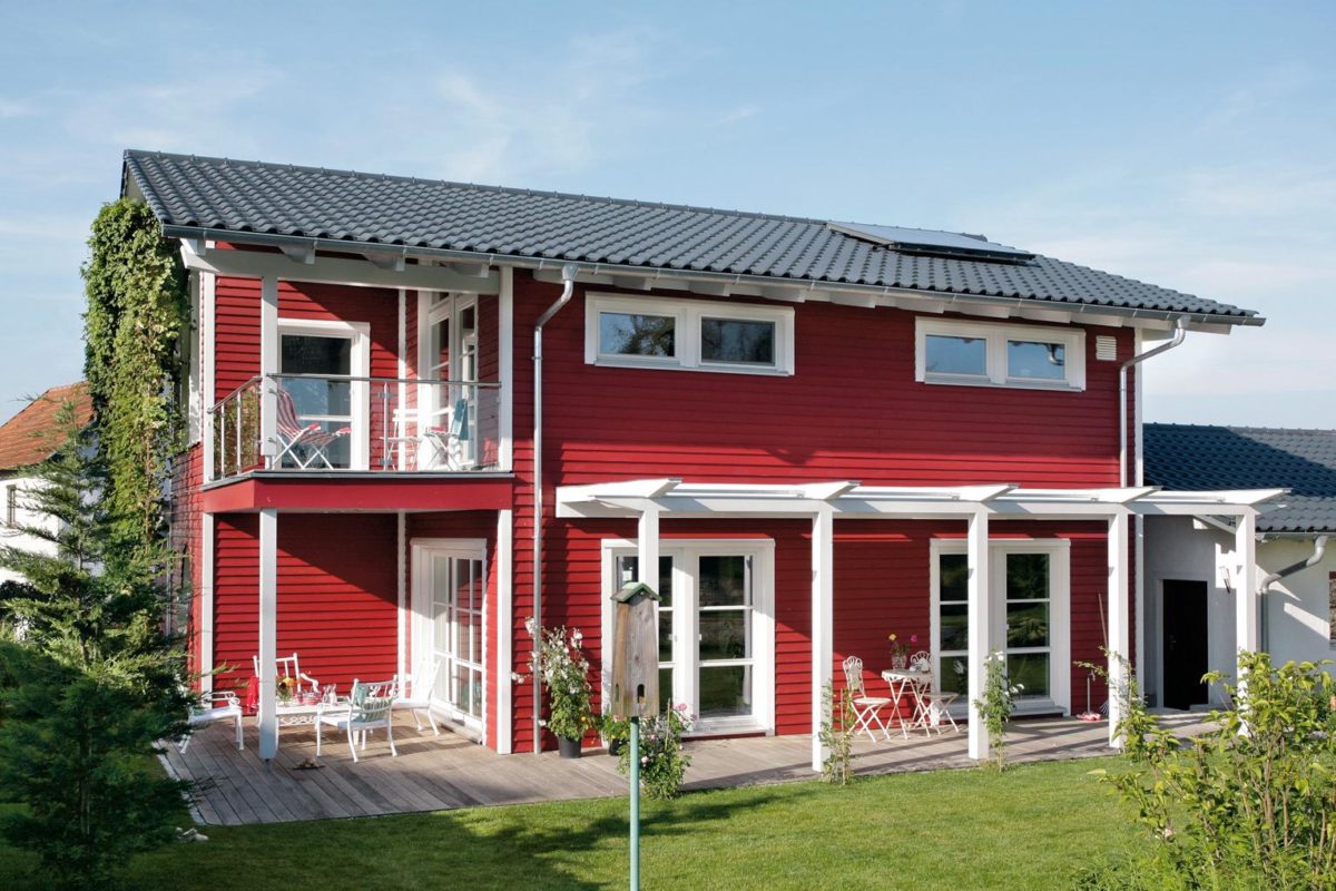 Plan E 15-143.1 - Ein großes rotes Backsteingebäude mit Gras vor einem Haus - Fassade
