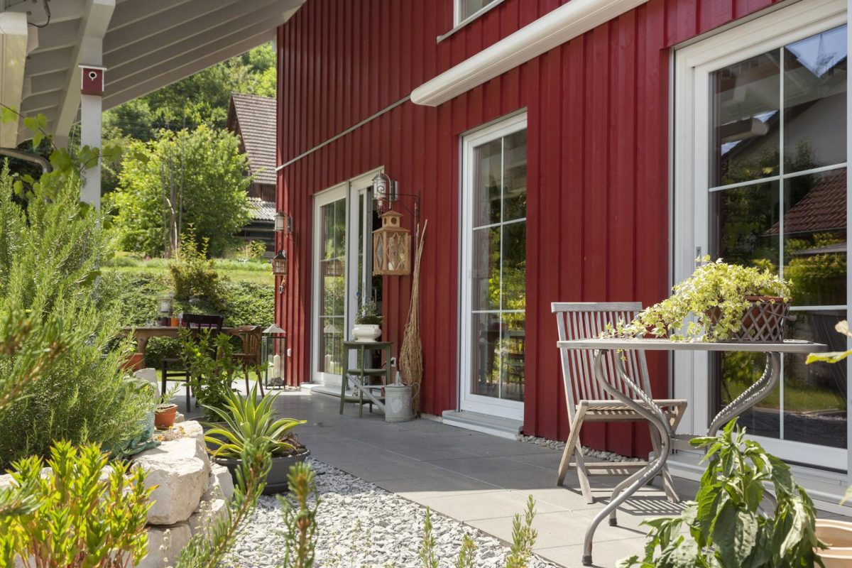 Haus Hälker - Eine Nahaufnahme von einem Blumengarten vor einem Haus - Fertighaus