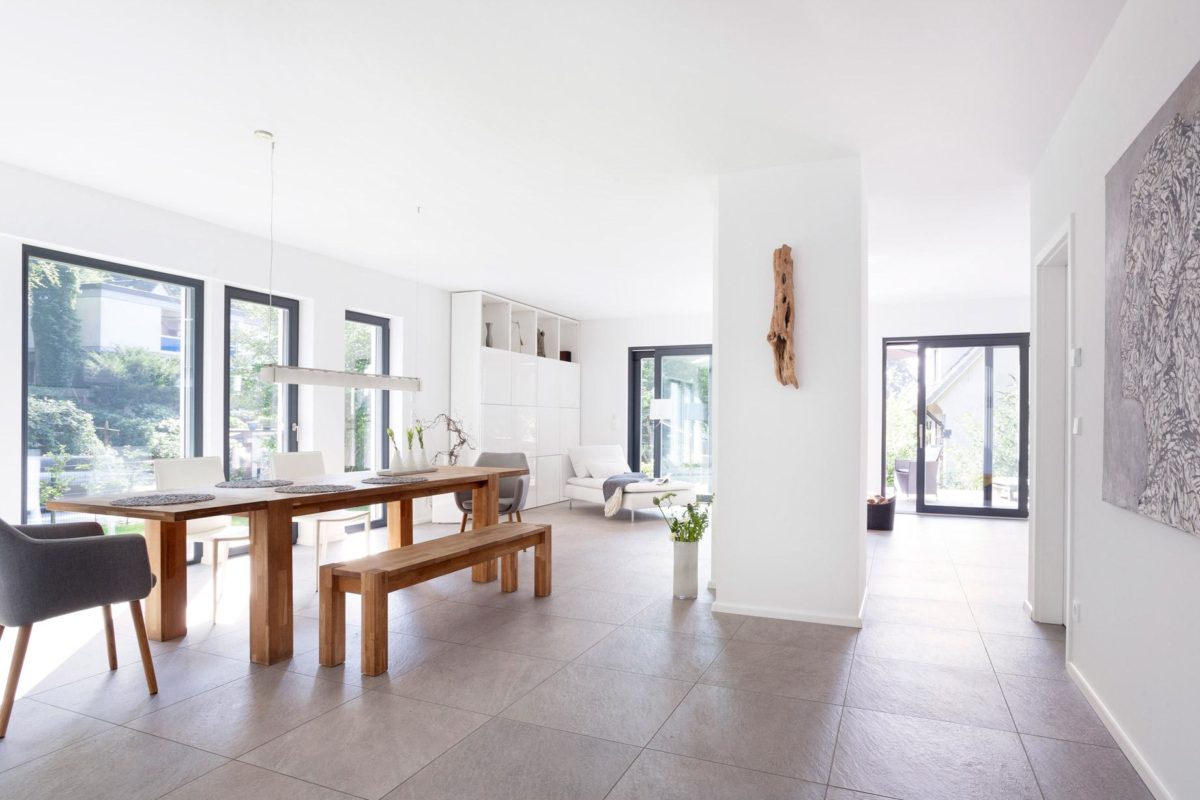 Schöner Wohnen Haus - Ein Wohnzimmer mit Möbeln und einem großen Fenster - Haus