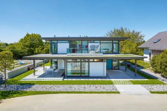 HUF HAUS Musterhaus Mannheim - Eine Bank vor einem Gebäude - Huf Haus