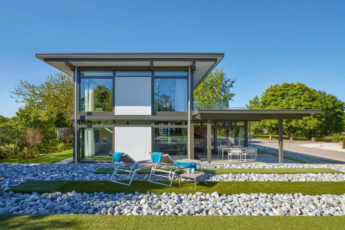 HUF HAUS Musterhaus Mannheim - Eine große Wiese vor einem Haus - Huf Haus