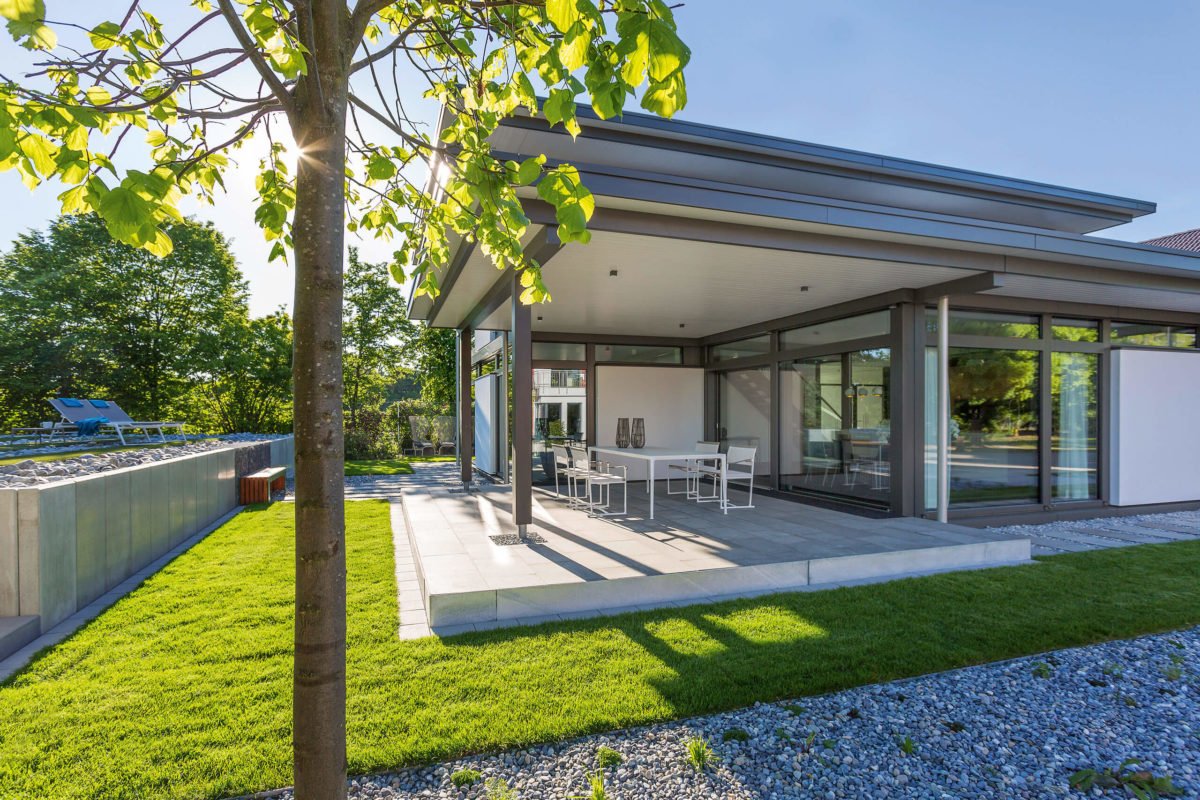 HUF HAUS Musterhaus Mannheim - Ein weg mit bäumen an der seite eines gebäudes - Huf Haus