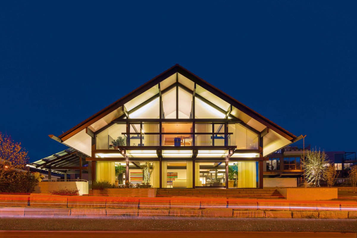 HUF HAUS Musterhaus Zürich - Ein Glockenturm vor einem Gebäude - Haus