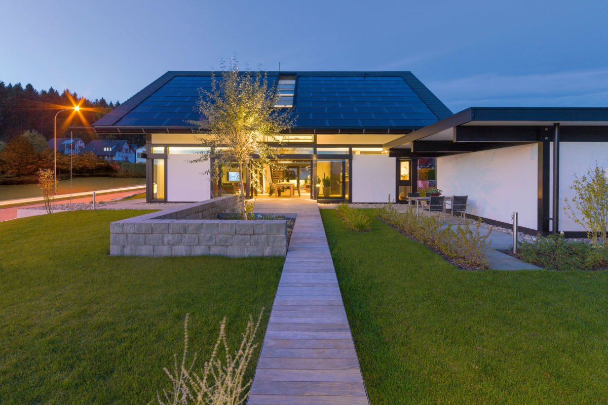 HUF HAUS Musterhaus Zürich - Ein weg mit gras vor einem gebäude - Haus