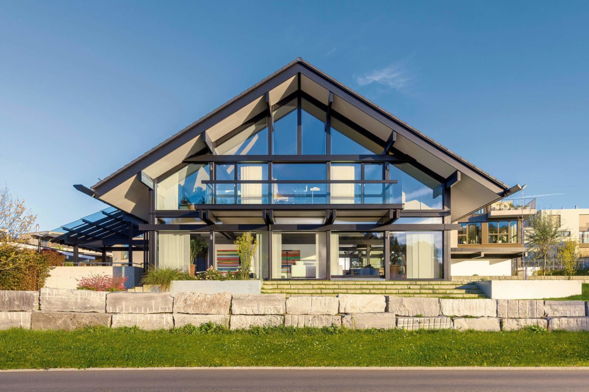 HUF HAUS Musterhaus Zürich - Eine Bank vor einem Gebäude - Huf Haus