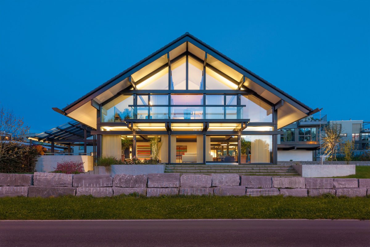 HUF HAUS Musterhaus Zürich - Eine Bank vor einem Gebäude - Huf Haus