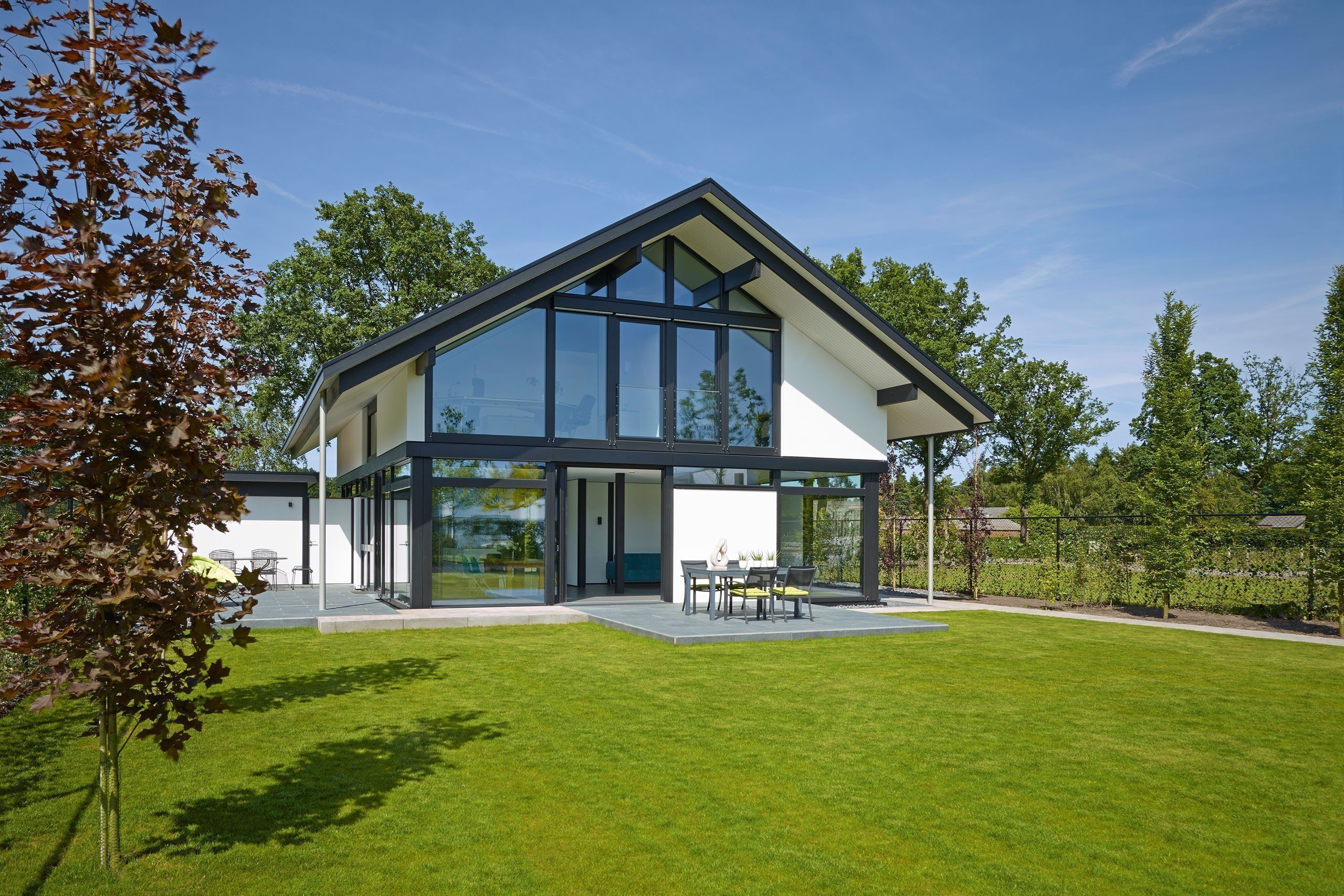 HUF Haus Modum 8 - Eine große Wiese vor einem Haus - Huf Haus