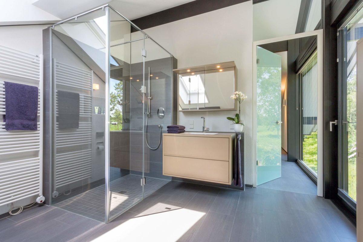 HUF Haus Modum 8 - Ein weißer Kühlschrank mit Gefrierfach sitzt in einem Gebäude - Interior Design Services
