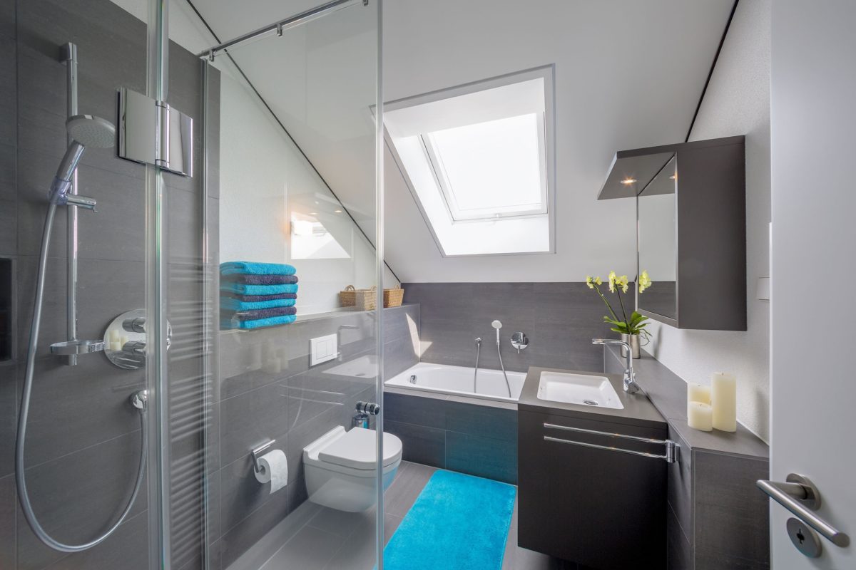 HUF Haus Modum 8 - Ein zimmer mit waschbecken und spiegel - Interior Design Services