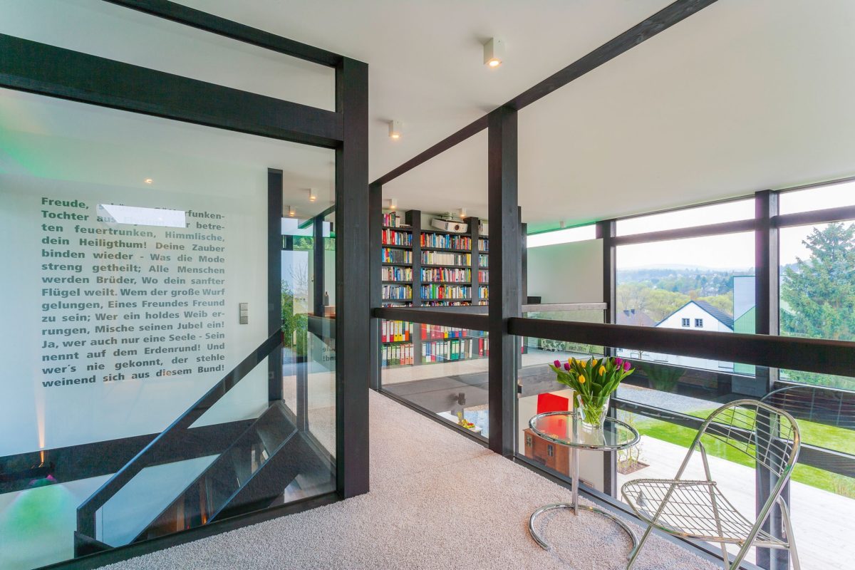 HUF Haus Modum 7 - Ein Raum mit einem Schild an einem Fenster - Die Architektur