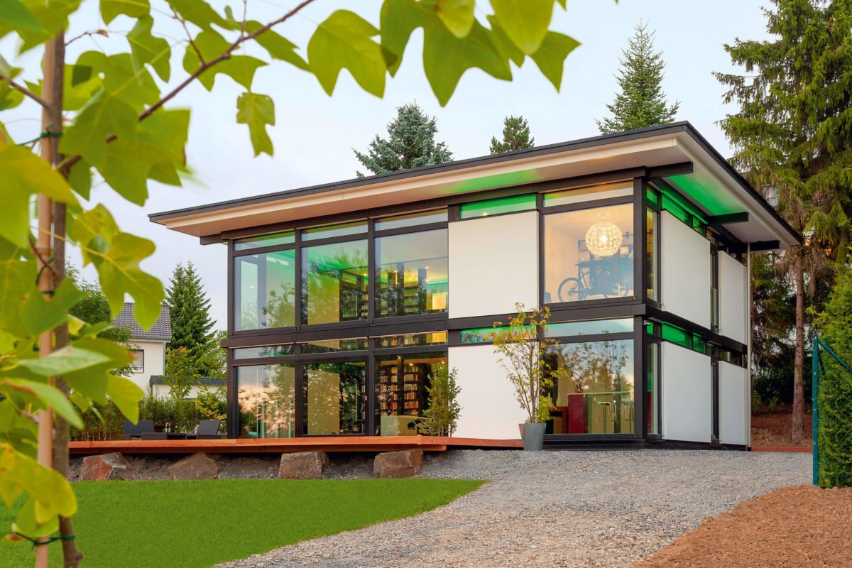 HUF Haus Modum 7 - Ein Haus mit Bäumen im Hintergrund - Huf Haus