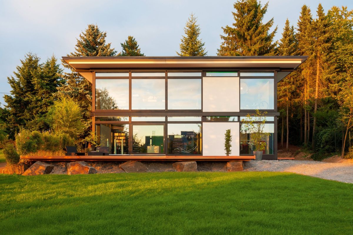 HUF Haus Modum 7 - Ein großes Backsteingebäude mit Gras vor einem Haus - Huf Haus